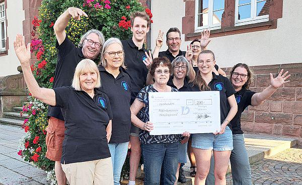 „Kultur macht stark“ in Denzlingen.
Irmgard Meiners-Schuth (Mitte) überreicht im Namen der Bürgerstiftung eine Spende in Höhe von 200 Euro für das Schulprojekt „Kultur macht stark“ des Akkordeonvereins Denzlingen.
Foto: Gemeinde Denzlingen - Bürgerstiftung „Kultur macht stark“ in Denzlingen.
Irmgard Meiners-Schuth (Mitte) überreicht im Namen der Bürgerstiftung eine Spende in Höhe von 200 Euro für das Schulprojekt „Kultur macht stark“ des Akkordeonvereins Denzlingen.
Foto: Gemeinde Denzlingen - Bürgerstiftung
