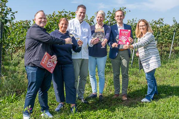 Veranstaltungsreihe KaiserHerbst vom 12. Oktober bis 16. November mit über 100 Events
Von links: Patrick Chelaifa (Geschäftsführer Weinvogtei Bickensohl), Eva-Maria Köpfer (Weingut Abril), Christian baur (Schwarzer Adler), Ulrike Weiß (Geschäftsführerin Naturgarten Kaiserstuhl GmbH), Bürgermeister Benjamin Bohn, Jutta Ulrich (Schwarzwald Tourismus GmbH).
Foto: Jens Glade / Internetzeitung REGIOTRENDS Veranstaltungsreihe KaiserHerbst vom 12. Oktober bis 16. November mit über 100 Events
Von links: Patrick Chelaifa (Geschäftsführer Weinvogtei Bickensohl), Eva-Maria Köpfer (Weingut Abril), Christian baur (Schwarzer Adler), Ulrike Weiß (Geschäftsführerin Naturgarten Kaiserstuhl GmbH), Bürgermeister Benjamin Bohn, Jutta Ulrich (Schwarzwald Tourismus GmbH).
Foto: Jens Glade / Internetzeitung REGIOTRENDS