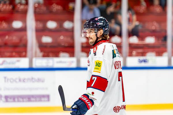 EHC Freiburg setzt sich mit 2:1-Auswärtssieg gegen die Kassel Huskies an die Tabellenspitze der DEL2
Sameli Ventelä erzielte den 1:2-Siegtreffer und bereitete das 0:1 vor.
Archivfoto: Jens Glade / Internetzeitung REGIOTRENDS EHC Freiburg setzt sich mit 2:1-Auswärtssieg gegen die Kassel Huskies an die Tabellenspitze der DEL2
Sameli Ventelä erzielte den 1:2-Siegtreffer und bereitete das 0:1 vor.
Archivfoto: Jens Glade / Internetzeitung REGIOTRENDS