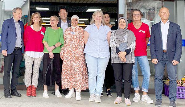 FAIRKAUF in Denzlingen ist umgezogen.
Neueröffnung des FAIRKAUF Secondhand-Kaufhauses in der Rosenstraße (von links): Hinrich Ohlenroth (Erster Landesbeamter, LRA Emmendingen), Martina Wingens und Verena Winkler (Mitarbeiterinnen 48˚ Süd), Markus Hollemann (Bürgermeister Gemeinde Denzlingen), Zarah Ronellenfitsch (stellvertretende Kaufhausleitung), Angelika Lichtmeß, Cora Huland und Nezhat Ibrahim (Mitarbeiterinnen 48˚ Süd), Christine Schultis (Kaufhausleitung) und Patrick Krezdorn (Geschäftsführer 48° Süd).
Foto: Gemeinde Denzlingen FAIRKAUF in Denzlingen ist umgezogen.
Neueröffnung des FAIRKAUF Secondhand-Kaufhauses in der Rosenstraße (von links): Hinrich Ohlenroth (Erster Landesbeamter, LRA Emmendingen), Martina Wingens und Verena Winkler (Mitarbeiterinnen 48˚ Süd), Markus Hollemann (Bürgermeister Gemeinde Denzlingen), Zarah Ronellenfitsch (stellvertretende Kaufhausleitung), Angelika Lichtmeß, Cora Huland und Nezhat Ibrahim (Mitarbeiterinnen 48˚ Süd), Christine Schultis (Kaufhausleitung) und Patrick Krezdorn (Geschäftsführer 48° Süd).
Foto: Gemeinde Denzlingen