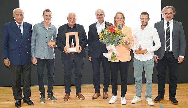 100 Athleten aus Südbaden ausgezeichnet.
Von links: Gundolf Fleischer, Benedikt Doll, Georg Zipfel, Manfred Kuner, Melanie Behringer, Fabian Rießle und Regierungspräsident Carsten Gabbert.
Foto: Regierungspräsidium Freiburg - Achim Keller/BSB 100 Athleten aus Südbaden ausgezeichnet.
Von links: Gundolf Fleischer, Benedikt Doll, Georg Zipfel, Manfred Kuner, Melanie Behringer, Fabian Rießle und Regierungspräsident Carsten Gabbert.
Foto: Regierungspräsidium Freiburg - Achim Keller/BSB
