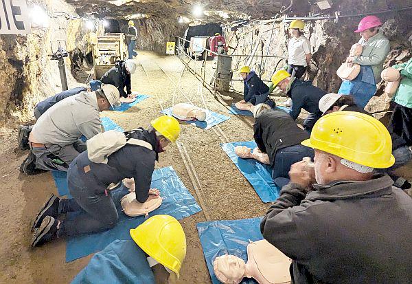 16. Oktober 2024: Zahlreiche Aktionen zum Tag der Wiederbelebung in Bad Krozingen.
Ein Herzstillstand kann einen überall treffen: Die Bergbaufreunde Münstertal e.V. und Interessierte absolvierten Ende September ein Reanimationstraining im Besuchsbergwerk Teufelsgrund in Münstertal.
Foto: Universitätsklinikum Freiburg 16. Oktober 2024: Zahlreiche Aktionen zum Tag der Wiederbelebung in Bad Krozingen.
Ein Herzstillstand kann einen überall treffen: Die Bergbaufreunde Münstertal e.V. und Interessierte absolvierten Ende September ein Reanimationstraining im Besuchsbergwerk Teufelsgrund in Münstertal.
Foto: Universitätsklinikum Freiburg