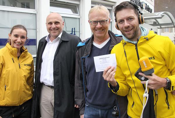 Das „HITmach-Duell“ zur SWR1 Hitparade: Emmendingen gegen Nagold!
Gelungener Nachmittag! SWR1-Team (Mona Böhm, Moderator Corvin Tondera-Klein) mit Oberbürgermeister Schlatterer und Gewinner Jürgen Gund (2.v.r.)
Bild: Reinhard Laniot / Internetzeitung REGIOTRENDS Das „HITmach-Duell“ zur SWR1 Hitparade: Emmendingen gegen Nagold!
Gelungener Nachmittag! SWR1-Team (Mona Böhm, Moderator Corvin Tondera-Klein) mit Oberbürgermeister Schlatterer und Gewinner Jürgen Gund (2.v.r.)
Bild: Reinhard Laniot / Internetzeitung REGIOTRENDS