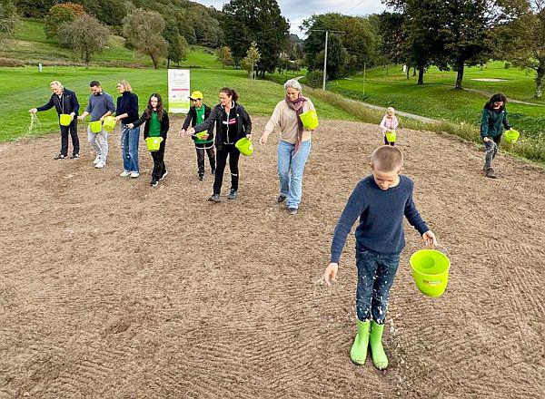 Golfclub Ortenau unterstützte Biodiversitäts-Initiative der Volksbank Lahr.
Gregor Appenzeller (Vizepräsident des Golfclubs, Zweiter von links), Jugendwartin Simona Schmidt (Dritte von links) und Kinder säen auf dem Gelände des Golfclub Ortenau mehrere neue Wildblumenwiesen ein.
Mit fachlichem Know-how dabei Lilli Wahli, Projektleiterin „Blühender Naturpark“ vom Naturpark Schwarzwald Mitte/Nord und Daniela Becker, Nachhaltigkeitsbeauftragte der Volksbank Lahr.
Foto: Volksbank Lahr
Golfclub Ortenau unterstützte Biodiversitäts-Initiative der Volksbank Lahr.
Gregor Appenzeller (Vizepräsident des Golfclubs, Zweiter von links), Jugendwartin Simona Schmidt (Dritte von links) und Kinder säen auf dem Gelände des Golfclub Ortenau mehrere neue Wildblumenwiesen ein.
Mit fachlichem Know-how dabei Lilli Wahli, Projektleiterin „Blühender Naturpark“ vom Naturpark Schwarzwald Mitte/Nord und Daniela Becker, Nachhaltigkeitsbeauftragte der Volksbank Lahr.
Foto: Volksbank Lahr