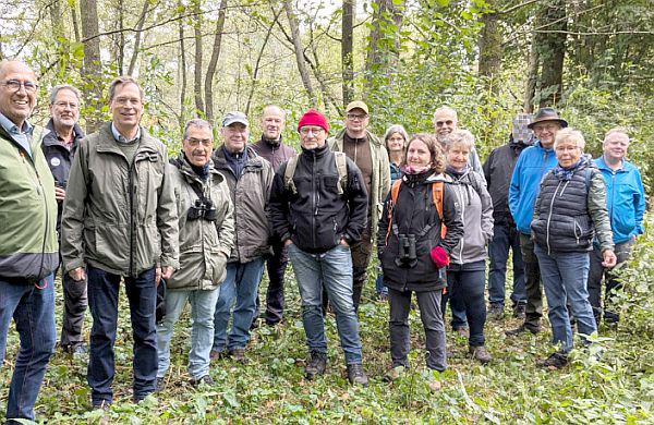 Exkursion der ehrenamtlichen Naturschutzwarte des Landkreises Emmendingen.
Über die Renaturierung der Elz informierten sich Stefan Schill von der Naturschutzbehörde des Landratsamtes Emmendingen, Flussbaumeister Bernd Walser, Landrat Hanno Hurth sowie ehrenamtliche Naturschutzwarte des Landkreises Emmendingen.
Foto: Landratsamt Emmendingen - Hinrich Ohlenroth
Exkursion der ehrenamtlichen Naturschutzwarte des Landkreises Emmendingen.
Über die Renaturierung der Elz informierten sich Stefan Schill von der Naturschutzbehörde des Landratsamtes Emmendingen, Flussbaumeister Bernd Walser, Landrat Hanno Hurth sowie ehrenamtliche Naturschutzwarte des Landkreises Emmendingen.
Foto: Landratsamt Emmendingen - Hinrich Ohlenroth