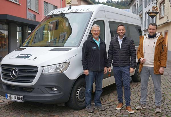 Bürgerbusbeauftragter Michael Göb, Oberbürgermeister Michael Schmieder und Sören Radigk von der Abteilung Stadtentwicklung, Umwelt und Verkehr vor dem Bürgerbus.
Foto: Stadt Waldkirch Bürgerbusbeauftragter Michael Göb, Oberbürgermeister Michael Schmieder und Sören Radigk von der Abteilung Stadtentwicklung, Umwelt und Verkehr vor dem Bürgerbus.
Foto: Stadt Waldkirch