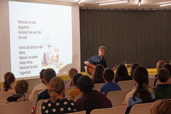 Autor Christian Seltmann begeisterte das junge Publikum mit einer interaktiven Lesung.
Foto: Stadt Rheinfelden Autor Christian Seltmann begeisterte das junge Publikum mit einer interaktiven Lesung.
Foto: Stadt Rheinfelden