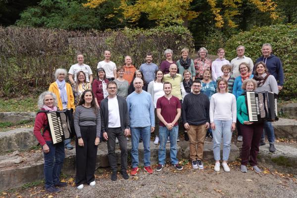Das Breisgauer Akkordeon-Orchester mit Bezirksdirigent Franco Coali (rechts hinten) freut sich auf sein Konzert mit abwechslungsreichem Programm. Das Breisgauer Akkordeon-Orchester mit Bezirksdirigent Franco Coali (rechts hinten) freut sich auf sein Konzert mit abwechslungsreichem Programm.