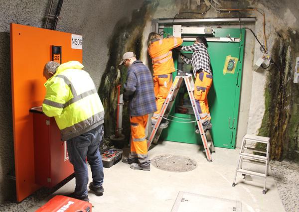 Neben der Reinigung der Fahrstraße wurden auch die Fluchttüren ausgetauscht.
Foto: Landratsamt Emmendingen
Neben der Reinigung der Fahrstraße wurden auch die Fluchttüren ausgetauscht.
Foto: Landratsamt Emmendingen