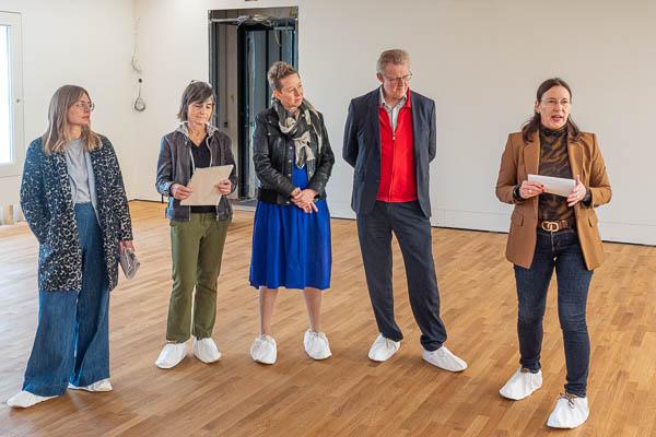 Sanierungsarbeiten am Augustinermuseum stehen vor dem Abschluss.
Von links: Mirja Straub (stellvertretende Direktorin städtische Museen), Architektin und Projektleiterin Michaela Hetzel, die Leiterin des Gebäudemanagements, Andrea Katzer, Erster Bürgermeister Ulrich von Kirchbach und die Leitende Direktorin der Städtischen Museen, Jutta Götzmann.
Foto: Jens Glade / Internetzeitung REGIOTRENDS Sanierungsarbeiten am Augustinermuseum stehen vor dem Abschluss.
Von links: Mirja Straub (stellvertretende Direktorin städtische Museen), Architektin und Projektleiterin Michaela Hetzel, die Leiterin des Gebäudemanagements, Andrea Katzer, Erster Bürgermeister Ulrich von Kirchbach und die Leitende Direktorin der Städtischen Museen, Jutta Götzmann.
Foto: Jens Glade / Internetzeitung REGIOTRENDS