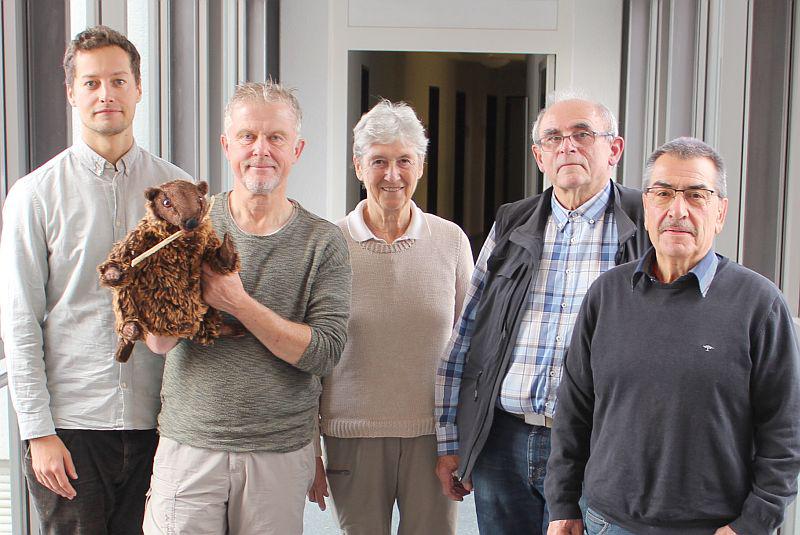 Zahl der Biberberater im Landkreis Emmendingen hat sich verdoppelt.
Von links: Holger Arnold (Untere Naturschutzbehörde des Landratsamts Emmendingen) und die vier Biberberater des Landkreises, Peter Brenner, Annemarie Rahner, Edwin Roth und Armin Braun.
Foto: Landratsamt Emmendingen
Zahl der Biberberater im Landkreis Emmendingen hat sich verdoppelt.
Von links: Holger Arnold (Untere Naturschutzbehörde des Landratsamts Emmendingen) und die vier Biberberater des Landkreises, Peter Brenner, Annemarie Rahner, Edwin Roth und Armin Braun.
Foto: Landratsamt Emmendingen