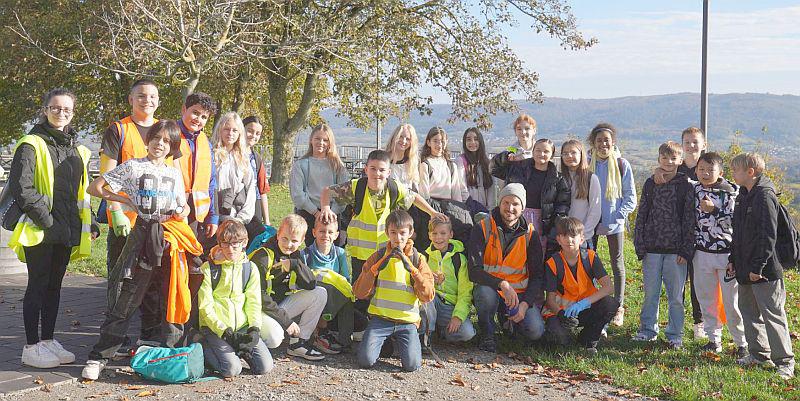 Ettenheim bleibt sauber: Rund 800 fleißige Helfer waren für sauberes Stadt- und Ortsbild bei Stadtputzete unterwegs.
Klasse 6e (August-Ruf-Biz) mit Herrn Hellinger
Foto: Stadt Ettenheim Ettenheim bleibt sauber: Rund 800 fleißige Helfer waren für sauberes Stadt- und Ortsbild bei Stadtputzete unterwegs.
Klasse 6e (August-Ruf-Biz) mit Herrn Hellinger
Foto: Stadt Ettenheim