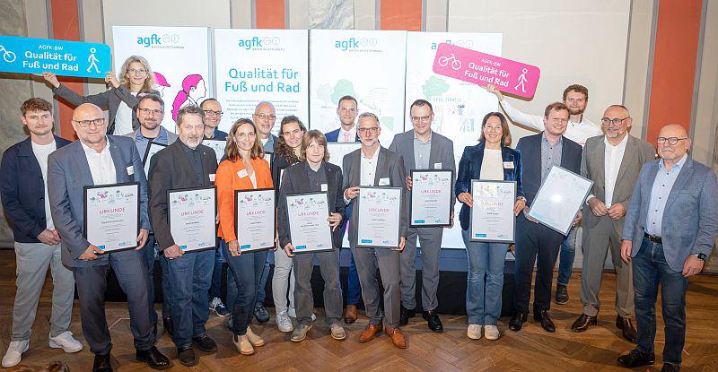 Emmendingen für gute Qualität im Fuß- und Radverkehr gewürdigt.
Von links: Jakob Kittel, Stefan Schlatterer, Anna Hussinger, Tobias Schunn, Andreas Tisch, Bernd Lahr, Birgit Orhner, Jörg Soulier, Lisa Kitschun, Thomas Ernst, Martin Stehr, Michael Lübke, Udo Hollauer, Petra Jacobi, Michael Salomo, Markus Belz, Günter Riemer (AGFK-BW) und Jürgen Biniasch.
Foto: Stadt Emmendingen - Arbeitsgemeinschaft Fahrrad- und Fußgängerfreundlicher Kommunen in Baden-Württemberg Emmendingen für gute Qualität im Fuß- und Radverkehr gewürdigt.
Von links: Jakob Kittel, Stefan Schlatterer, Anna Hussinger, Tobias Schunn, Andreas Tisch, Bernd Lahr, Birgit Orhner, Jörg Soulier, Lisa Kitschun, Thomas Ernst, Martin Stehr, Michael Lübke, Udo Hollauer, Petra Jacobi, Michael Salomo, Markus Belz, Günter Riemer (AGFK-BW) und Jürgen Biniasch.
Foto: Stadt Emmendingen - Arbeitsgemeinschaft Fahrrad- und Fußgängerfreundlicher Kommunen in Baden-Württemberg