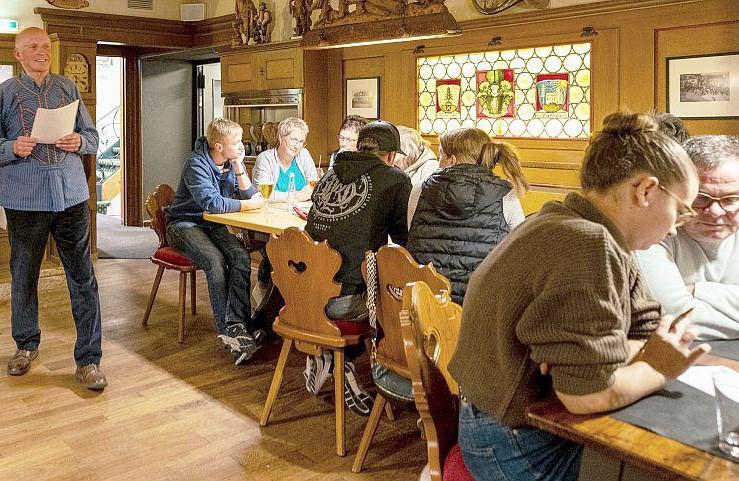 Ab 8. November 2024: Das Hochschwarzwälder Stuben-Quiz geht in die zweite Runde.
Der Moderator stellt Fragen beim Stuben-Quiz in Hinterzarten.
Foto: Hochschwarzwald Tourismus GmbH Ab 8. November 2024: Das Hochschwarzwälder Stuben-Quiz geht in die zweite Runde.
Der Moderator stellt Fragen beim Stuben-Quiz in Hinterzarten.
Foto: Hochschwarzwald Tourismus GmbH