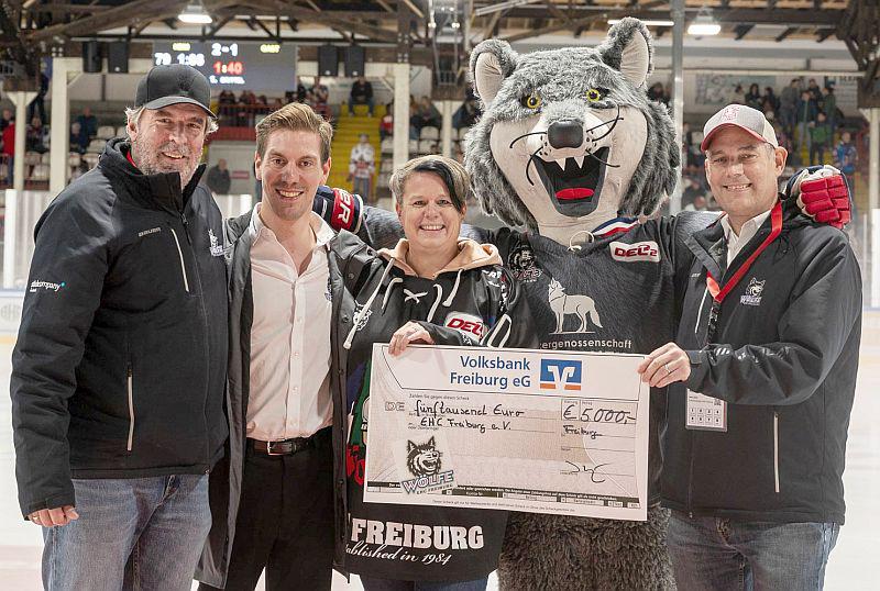 Volksbank Freiburg spendete 5.000 Euro an den EHC Freiburg.
Von links: Marc Esslinger (Zweiter Vorsitzender EHC Freiburg), Janis Wagner (Kaufmännische Leitung EHC Freiburg), Claudia Bodien (Referentin gesellschaftliches Engagement, Volksbank Freiburg) und Jens Ziser (Schatzmeister EHC Freiburg).
Foto: Volksbank Freiburg Volksbank Freiburg spendete 5.000 Euro an den EHC Freiburg.
Von links: Marc Esslinger (Zweiter Vorsitzender EHC Freiburg), Janis Wagner (Kaufmännische Leitung EHC Freiburg), Claudia Bodien (Referentin gesellschaftliches Engagement, Volksbank Freiburg) und Jens Ziser (Schatzmeister EHC Freiburg).
Foto: Volksbank Freiburg