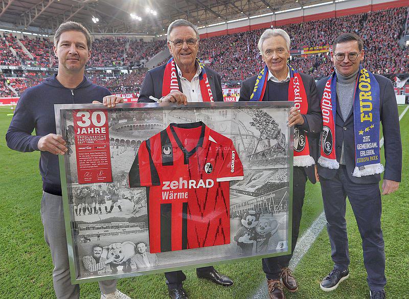 30 Jahre Partnerschaft: SC Freiburg würdigte langjährige Kooperation mit dem Europa-Park.
Von links: Jochen Saier, Roland Mack, Jürgen Mack und Oliver Leki freuen sich über 30 Jahre Partnerschaft.
Foto: Europa-Park - Carsten Riedl/SC Freiburg 30 Jahre Partnerschaft: SC Freiburg würdigte langjährige Kooperation mit dem Europa-Park.
Von links: Jochen Saier, Roland Mack, Jürgen Mack und Oliver Leki freuen sich über 30 Jahre Partnerschaft.
Foto: Europa-Park - Carsten Riedl/SC Freiburg