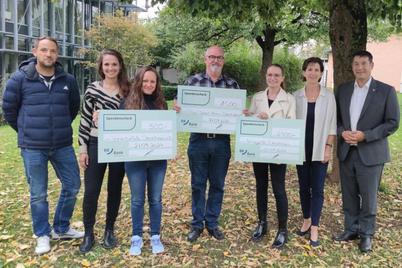 Vertreter von drei Denzlinger Vereinen nahmen kürzlich beim Denzlinger Rathaus unter Beisein von Bürgermeister Markus Hollemann Spenden der BBBank entgegen. Von links: Paul Münstermann, Giulia Berti, Melanie Münstermann (Vorstands-Team Tennisclub Denzlingen), Viktor Herrmann (Vorstand Angelsportverein Denzlingen), Nathalie Borst (vertretend für Stage de Denzlingen), Silke Birkle (Mitarbeiterin BBBank, Filiale Emmendingen),
Bürgermeister Markus Hollemann. Foto: Gemeinde Denzlingen Vertreter von drei Denzlinger Vereinen nahmen kürzlich beim Denzlinger Rathaus unter Beisein von Bürgermeister Markus Hollemann Spenden der BBBank entgegen. Von links: Paul Münstermann, Giulia Berti, Melanie Münstermann (Vorstands-Team Tennisclub Denzlingen), Viktor Herrmann (Vorstand Angelsportverein Denzlingen), Nathalie Borst (vertretend für Stage de Denzlingen), Silke Birkle (Mitarbeiterin BBBank, Filiale Emmendingen),
Bürgermeister Markus Hollemann. Foto: Gemeinde Denzlingen