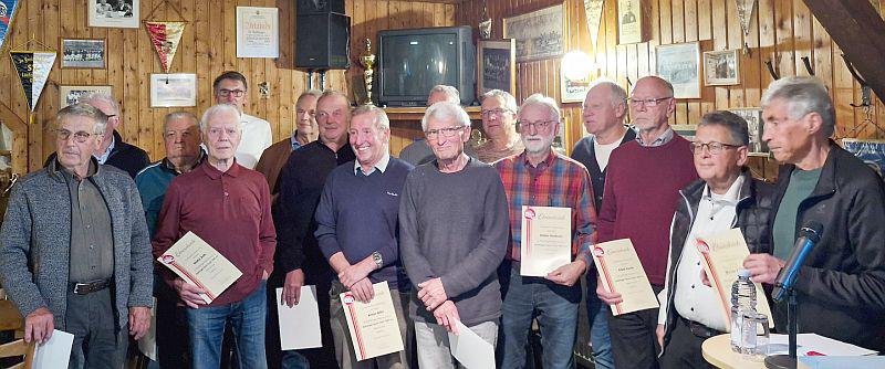 Fußball: Bahlinger SC hielt Jahreshauptversammlung ab.
Die Geehrten für 50-jährige sowie für 60-jährige Mitgliedschaft.
Foto: Bahlinger SC - Adler Fußball: Bahlinger SC hielt Jahreshauptversammlung ab.
Die Geehrten für 50-jährige sowie für 60-jährige Mitgliedschaft.
Foto: Bahlinger SC - Adler