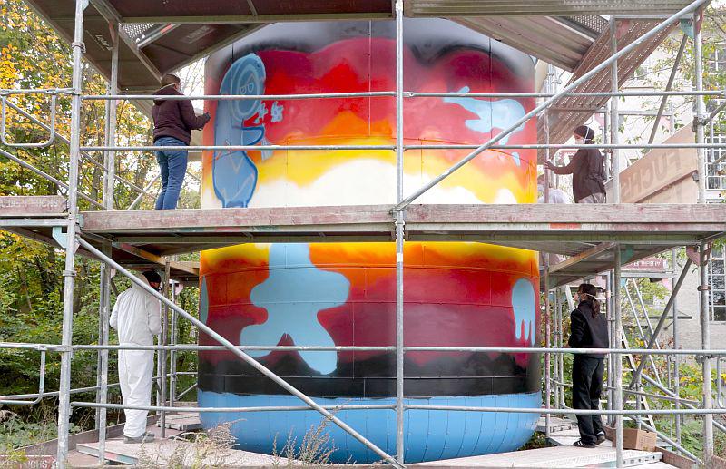 Schülerinnen der Gemeinschaftsschule Weil am Rhein gestalteten Pufferspeicher am Kesselhaus.
Mit großer Freude haben Schülerinnen der Weiler Gemeinschaftsschule dem Pufferspeicher am Schwarzbach ein neues Design verpasst.
Foto: Stadt Weil am Rhein - Siefert Schülerinnen der Gemeinschaftsschule Weil am Rhein gestalteten Pufferspeicher am Kesselhaus.
Mit großer Freude haben Schülerinnen der Weiler Gemeinschaftsschule dem Pufferspeicher am Schwarzbach ein neues Design verpasst.
Foto: Stadt Weil am Rhein - Siefert