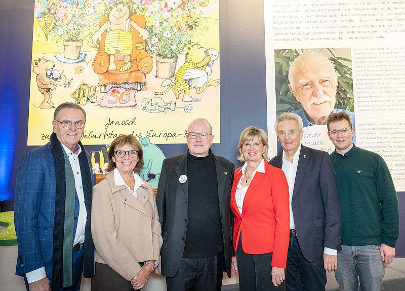 Bis 4. Mai 2025: „Janosch im Europa-Park“.
Familie Mack mit dem Freund und Verleger von Janosch, Alexander Lieventhal, in der Ausstellung im Europa-Park.
Foto: Europa-Park Bis 4. Mai 2025: „Janosch im Europa-Park“.
Familie Mack mit dem Freund und Verleger von Janosch, Alexander Lieventhal, in der Ausstellung im Europa-Park.
Foto: Europa-Park