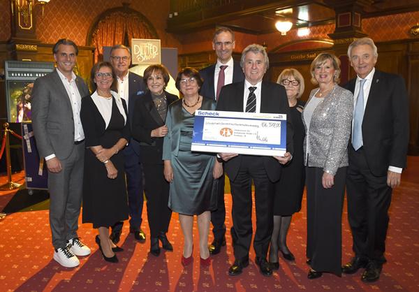Freuten sich über die Rekordsumme von 106.978 Euro für den Förderverein krebskranker Kinder: Thomas, Marianne und Roland Mack, Paola Felix, Prof. Charlotte Niemeyer, Prof. Tobias Feuchtinger, Werner und Ursula Kimmig, Mauritia und Jürgen Mack (v.li.)
Foto: Europa-Park) Freuten sich über die Rekordsumme von 106.978 Euro für den Förderverein krebskranker Kinder: Thomas, Marianne und Roland Mack, Paola Felix, Prof. Charlotte Niemeyer, Prof. Tobias Feuchtinger, Werner und Ursula Kimmig, Mauritia und Jürgen Mack (v.li.)
Foto: Europa-Park)