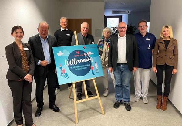 Von links: Gela Sonnenschein (stellvertretende Geschäftsführerin), Frank Bsirske MdB, Ulrich Kurth (Personalratvorsitzender), Stefan Wagner (Leitung Personal), Franka Weis (stellvertretende Personalratsvorsitzende), Alexander Schoch MdL, Dr. Ulrich Saueressig (Ärztlicher Direktor), Kerstin Harms (Pflegedirektorin).
Foto CR: KKE Von links: Gela Sonnenschein (stellvertretende Geschäftsführerin), Frank Bsirske MdB, Ulrich Kurth (Personalratvorsitzender), Stefan Wagner (Leitung Personal), Franka Weis (stellvertretende Personalratsvorsitzende), Alexander Schoch MdL, Dr. Ulrich Saueressig (Ärztlicher Direktor), Kerstin Harms (Pflegedirektorin).
Foto CR: KKE