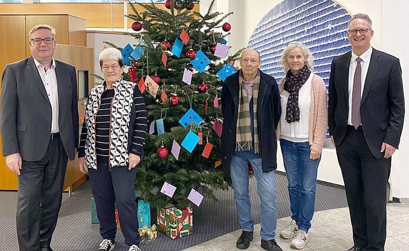 Gemeinsam Freude schenken: "Weihnachtswunsch am Baum" in Waldkirch.
Weihnachtswünsche am Baum in der Waldkircher Sparkassen-Geschäftsstelle in der Damenstraße (von links): Peter Kleiner (Leiter Sparkassen-BeratungsCenter Waldkirch), Silvia Kraus (Vorsitzende Kinderschutzbund Waldkirch), Friedhelm Wölker (Tafel Waldkirch), Michaela Brodacz (Geschäftsführerin Kinderschutzbund Waldkirch) und Matthias Hirschbolz (stellvertretendes Vorstandsmitglied der Sparkasse Freiburg-Nördlicher Breisgau).
Foto: Sparkasse Freiburg-Nördlicher Breisgau Gemeinsam Freude schenken: "Weihnachtswunsch am Baum" in Waldkirch.
Weihnachtswünsche am Baum in der Waldkircher Sparkassen-Geschäftsstelle in der Damenstraße (von links): Peter Kleiner (Leiter Sparkassen-BeratungsCenter Waldkirch), Silvia Kraus (Vorsitzende Kinderschutzbund Waldkirch), Friedhelm Wölker (Tafel Waldkirch), Michaela Brodacz (Geschäftsführerin Kinderschutzbund Waldkirch) und Matthias Hirschbolz (stellvertretendes Vorstandsmitglied der Sparkasse Freiburg-Nördlicher Breisgau).
Foto: Sparkasse Freiburg-Nördlicher Breisgau