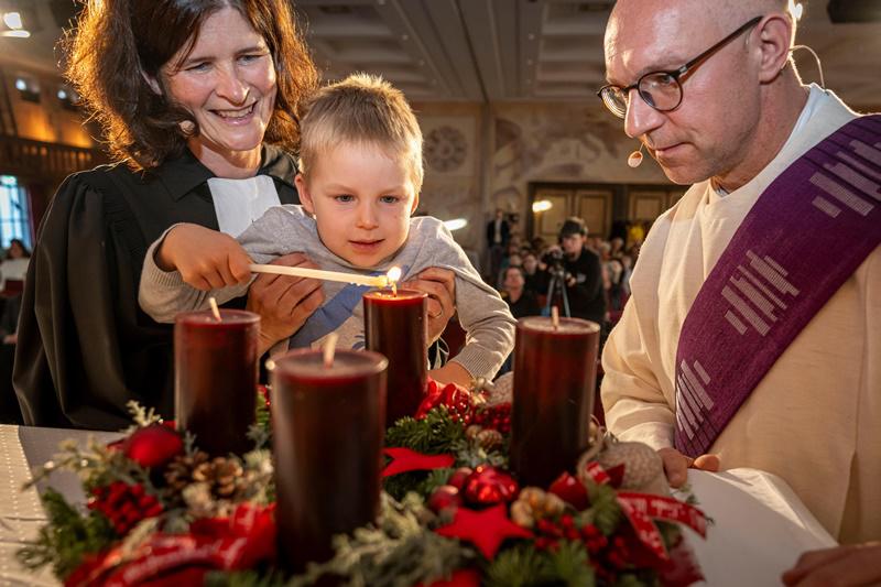 Zusammen mit den Diakonen Andrea Ziegler und Thomas Schneeberger durfte Max (4 Jahre alt) die erste Kerze des Adventskranz anzünden | Bildquelle: Europa-Park Zusammen mit den Diakonen Andrea Ziegler und Thomas Schneeberger durfte Max (4 Jahre alt) die erste Kerze des Adventskranz anzünden | Bildquelle: Europa-Park