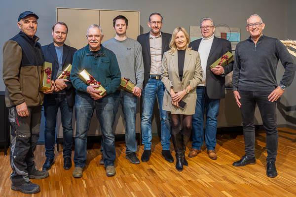 Maier Küchen in Bahlingen ehrte langjährige Mitarbeiter.
von links: Murat Tahirukaj, Christian Rohr, Christoph Futterer, Jens Gutmann, Mike und Beate Maier, Rainer Scheuer sowie Martin Maier.
Foto: Jens Glade / Internetzeitung REGIOTRENDS Maier Küchen in Bahlingen ehrte langjährige Mitarbeiter.
von links: Murat Tahirukaj, Christian Rohr, Christoph Futterer, Jens Gutmann, Mike und Beate Maier, Rainer Scheuer sowie Martin Maier.
Foto: Jens Glade / Internetzeitung REGIOTRENDS