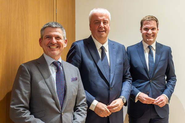 Wirtschaftsdialog bei Sutter Medizintechnik in Emmendingen
Von links: Gastgeber und wvib-Präsident Bert Sutter, Bundesbankvorstand Burkard Balz, Bundestagsabgeordneter Dr. Yannick Bury.
Foto: Jens Glade / Internetzeitung REGIOTRENDS Wirtschaftsdialog bei Sutter Medizintechnik in Emmendingen
Von links: Gastgeber und wvib-Präsident Bert Sutter, Bundesbankvorstand Burkard Balz, Bundestagsabgeordneter Dr. Yannick Bury.
Foto: Jens Glade / Internetzeitung REGIOTRENDS