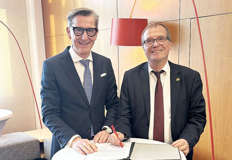 Sparkasse Lörrach-Rheinfelden unterstützt weiterhin Schlosskonzert-Reihe.
Rainer Liebenow (Vorstandsvorsitzender der Sparkasse Lörrach-Rheinfelden, links) und Oberbürgermeister Klaus Eberhardt bei der Vertragsunterzeichnung zur weiteren Unterstützung der Schlosskonzerte.
Foto: Stadt Rheinfelden
Sparkasse Lörrach-Rheinfelden unterstützt weiterhin Schlosskonzert-Reihe.
Rainer Liebenow (Vorstandsvorsitzender der Sparkasse Lörrach-Rheinfelden, links) und Oberbürgermeister Klaus Eberhardt bei der Vertragsunterzeichnung zur weiteren Unterstützung der Schlosskonzerte.
Foto: Stadt Rheinfelden