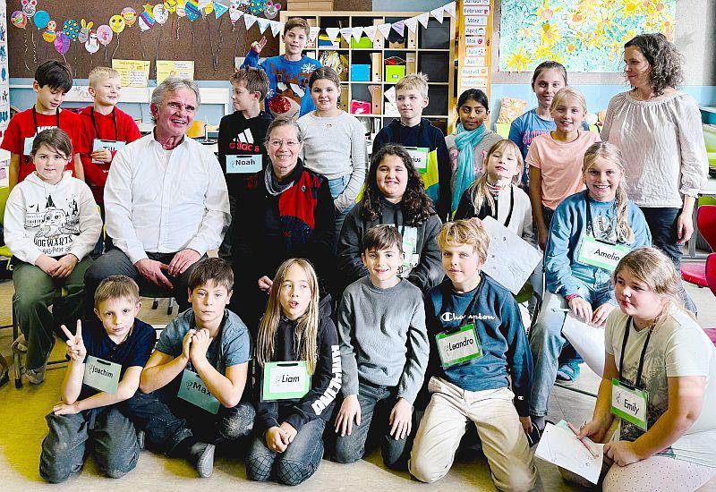 Demokratie- und Medienbildung in Weil am Rhein: Dritt- und Viertklässler der Grundschule Märkt befassten sich mit Zukunft und erstellten Podcast.
Oberbürgermeisterin Diana Stöcker und Ortsvorsteher Stefan Hofmann drückten gemeinsam mit den Dritt- und Viertklässlern der Märkter Grundschule nochmals die Schulbank. Thema der Unterrichtsstunde: Demokratie und Medienbildung.
Foto: Stadtverwaltung Weil am Rhein - Stöcker
Demokratie- und Medienbildung in Weil am Rhein: Dritt- und Viertklässler der Grundschule Märkt befassten sich mit Zukunft und erstellten Podcast.
Oberbürgermeisterin Diana Stöcker und Ortsvorsteher Stefan Hofmann drückten gemeinsam mit den Dritt- und Viertklässlern der Märkter Grundschule nochmals die Schulbank. Thema der Unterrichtsstunde: Demokratie und Medienbildung.
Foto: Stadtverwaltung Weil am Rhein - Stöcker