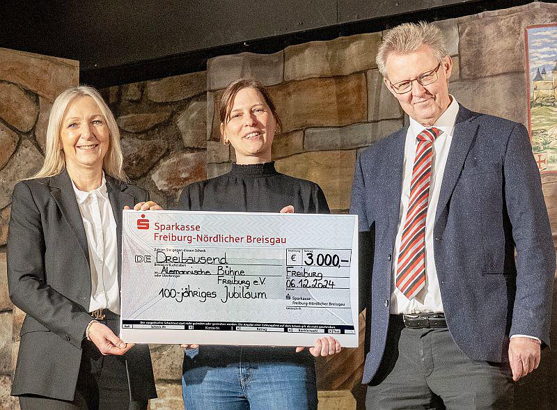 Sparkasse Freiburg-Nördlicher Breisgau unterstützt Alemannische Bühne in Freiburg.
Im Rampenlicht: Beate Schwarz (stellvertretende Vorständin der Sparkasse) übergab den symbolischen Scheck über 3.000 Euro an Sandra Jettkandt (Geschäftsführerin der Alemannischen Bühne) sowie Ulrich von Kirchbach (Bürgermeister für Kultur, Jugend, Soziales und Integration der Stadt Freiburg).
Foto: Stadt Freiburg Sparkasse Freiburg-Nördlicher Breisgau unterstützt Alemannische Bühne in Freiburg.
Im Rampenlicht: Beate Schwarz (stellvertretende Vorständin der Sparkasse) übergab den symbolischen Scheck über 3.000 Euro an Sandra Jettkandt (Geschäftsführerin der Alemannischen Bühne) sowie Ulrich von Kirchbach (Bürgermeister für Kultur, Jugend, Soziales und Integration der Stadt Freiburg).
Foto: Stadt Freiburg