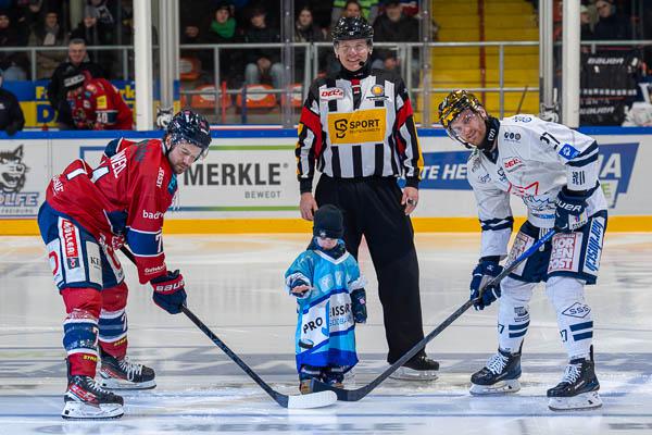 EHC Freiburg unterliegt Tabellenführer Dresdner Eislöwen deutlich mit 2:8
Puckkind Mattheo (3) wirft den Puck ein.
Foto: Jens Glade / Internetzeitung REGIOTRENDS EHC Freiburg unterliegt Tabellenführer Dresdner Eislöwen deutlich mit 2:8
Puckkind Mattheo (3) wirft den Puck ein.
Foto: Jens Glade / Internetzeitung REGIOTRENDS