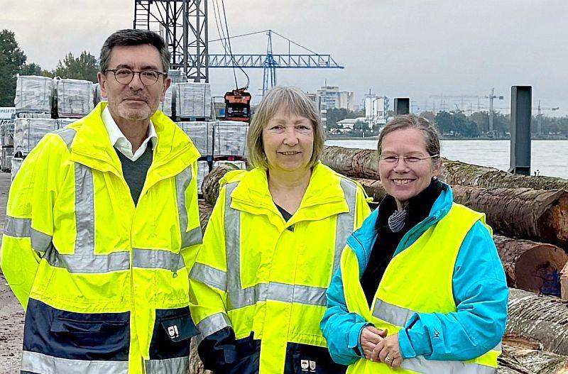 Diana Stöcker (Oberbürgermeisterin Weil am Rhein) informierte sich vor Ort über Aktivitäten der Rheinhafen-Gesellschaft mbH.
Oberbürgermeisterin Diana Stöcker (rechts) besuchte die Rheinhafengesellschaft mbH, Weil am Rhein.
Bei einem Hafenrundgang informierten Geschäftsführer Carlos Gingado und die stellvertretende Hafendirektorin Evelin Rudiger die neue Aufsichtsratsvorsitzende dieser städtischen Gesellschaft über die Aktivitäten vor Ort und die neuesten Entwicklungen.
Foto: Stadtverwaltung Weil am Rhein - Stöcker Diana Stöcker (Oberbürgermeisterin Weil am Rhein) informierte sich vor Ort über Aktivitäten der Rheinhafen-Gesellschaft mbH.
Oberbürgermeisterin Diana Stöcker (rechts) besuchte die Rheinhafengesellschaft mbH, Weil am Rhein.
Bei einem Hafenrundgang informierten Geschäftsführer Carlos Gingado und die stellvertretende Hafendirektorin Evelin Rudiger die neue Aufsichtsratsvorsitzende dieser städtischen Gesellschaft über die Aktivitäten vor Ort und die neuesten Entwicklungen.
Foto: Stadtverwaltung Weil am Rhein - Stöcker