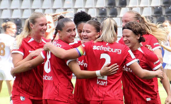 Frauenfußball-Bundesliga: Sport-Club Freiburg unterlag beim Start in die neue Saison daheim gegen Bayer 04 Leverkusen mit 2:3 (1:2)
So feierte der SC seinen ersten Saisontreffer in der damaligen Begegnung!
Foto: Reinhard Laniot / Internetzeitung REGIOTRENDS Frauenfußball-Bundesliga: Sport-Club Freiburg unterlag beim Start in die neue Saison daheim gegen Bayer 04 Leverkusen mit 2:3 (1:2)
So feierte der SC seinen ersten Saisontreffer in der damaligen Begegnung!
Foto: Reinhard Laniot / Internetzeitung REGIOTRENDS