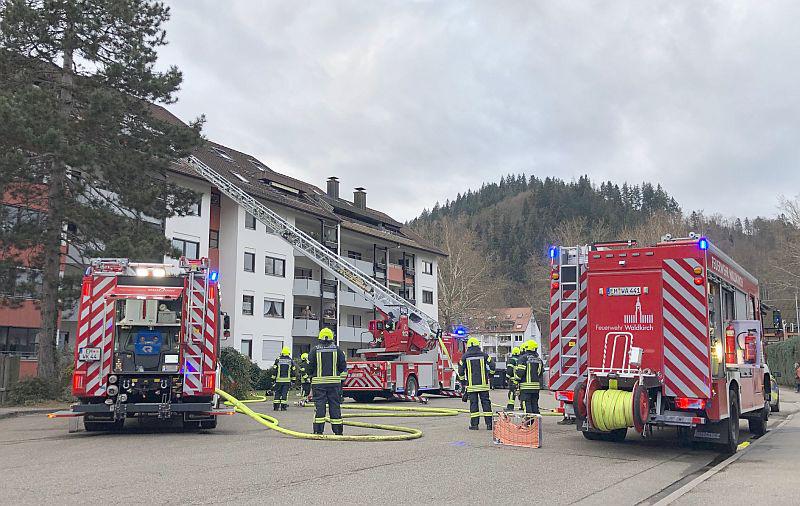 Freiwillige Feuerwehr Waldkirch rückte zu möglichem Wohnungsbrand aus.
Foto: Freiwillige Feuerwehr Waldkirch Freiwillige Feuerwehr Waldkirch rückte zu möglichem Wohnungsbrand aus.
Foto: Freiwillige Feuerwehr Waldkirch
