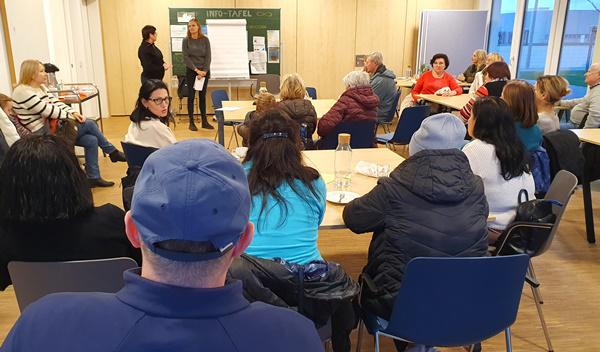 Sehr gut besucht war die Infoveranstaltung des Willkommenskreises und der kommunalen Kriminalprävention im Quartierstreff zum Thema Mediensucht. Franziska Ruch vom Zentrum für Suchtprävention Vila Schöpflin beantwortete Fragen und referierte zu verschiedenen Aspekten rund um dieses Thema.
Foto: Stadtverwaltung Weil am Rhein / Anselm Sehr gut besucht war die Infoveranstaltung des Willkommenskreises und der kommunalen Kriminalprävention im Quartierstreff zum Thema Mediensucht. Franziska Ruch vom Zentrum für Suchtprävention Vila Schöpflin beantwortete Fragen und referierte zu verschiedenen Aspekten rund um dieses Thema.
Foto: Stadtverwaltung Weil am Rhein / Anselm