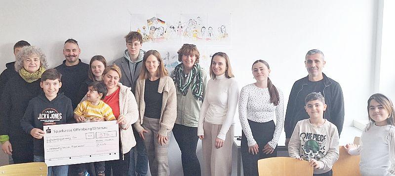 Manuela Kirschneit (Leiterin des Migrationsamts) durfte Geldspende für neue Gemeinschaftsunterkunft für Geflüchtete in Achern entgegennehmen - Katholische Kirchengemeinde Achertal St. Nikolaus hatte bei „Stallweihnacht“ 575 Euro gesammelt.
Die Spende sorgte für große Freude in der Acherner Gemeinschaftsunterkunft für Geflüchtete.
Foto: Landratsamt Ortenaukreis Manuela Kirschneit (Leiterin des Migrationsamts) durfte Geldspende für neue Gemeinschaftsunterkunft für Geflüchtete in Achern entgegennehmen - Katholische Kirchengemeinde Achertal St. Nikolaus hatte bei „Stallweihnacht“ 575 Euro gesammelt.
Die Spende sorgte für große Freude in der Acherner Gemeinschaftsunterkunft für Geflüchtete.
Foto: Landratsamt Ortenaukreis