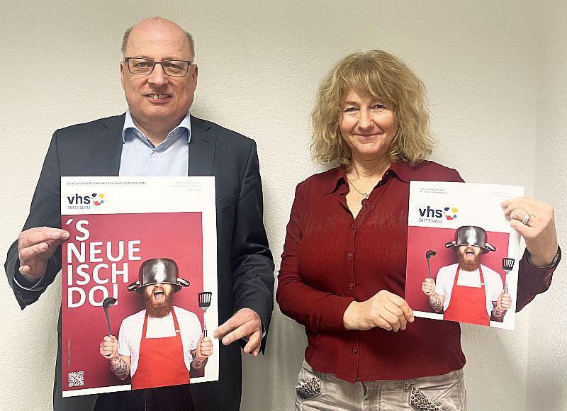 Landratsamt Ortenaukreis: Das neue vhs-Programmheft Frühjahr-Sommer 2025 ist da.
Bernhard Kohler und Elke Baumgartner stellen das neue Programmheft für Frühjahr und Sommer 2025 vor.

Foto: Landratsamt Ortenaukreis