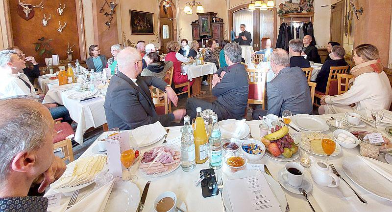 Drittes interreligiöses Frühstück in Lahr stärkte Verständigung und Gemeinschaft.
Dialog und Vorträge beim Interreligiösen Frühstück.
Foto: Stadt Lahr Drittes interreligiöses Frühstück in Lahr stärkte Verständigung und Gemeinschaft.
Dialog und Vorträge beim Interreligiösen Frühstück.
Foto: Stadt Lahr