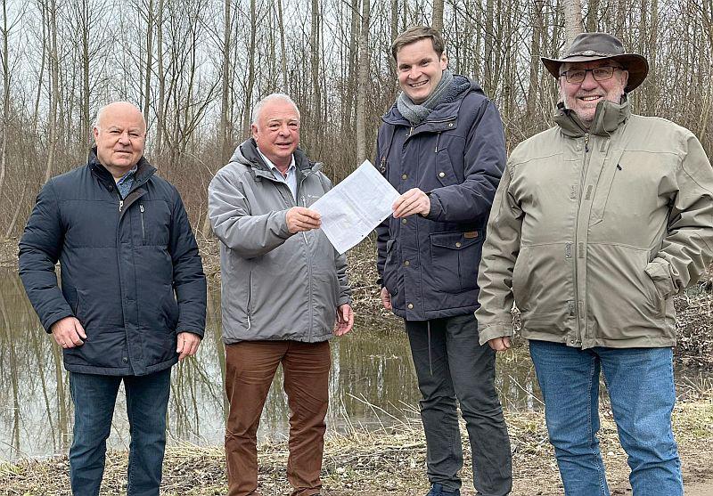 Petent Klaus Heintzenberg überreichte bei Weisweil Petition zu Plänen der künstlichen Flutungen im Rheinwald an Yannick Bury.
Von links: Dieter Ehret (Bürgerinitiative-Sprecher), Petent Klaus Heinzenberg und CDU-Bundestagsabgeordneter Yannick Bury.
Foto: Büro Yannick Bury Petent Klaus Heintzenberg überreichte bei Weisweil Petition zu Plänen der künstlichen Flutungen im Rheinwald an Yannick Bury.
Von links: Dieter Ehret (Bürgerinitiative-Sprecher), Petent Klaus Heinzenberg und CDU-Bundestagsabgeordneter Yannick Bury.
Foto: Büro Yannick Bury