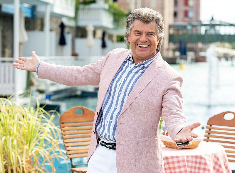 7. Juni 2025: „Sommer-Spaß mit Andy Borg“ live aus dem Europa-Park Erlebnis-Resort.
„Sommer-Spaß mit Andy Borg“ live aus der „Immer wieder sonntags“ Arena in unmittelbarer Nähe zur Wasserwelt Rulantica.
Foto: Europa-Park - SWR/Patrick Seeger 7. Juni 2025: „Sommer-Spaß mit Andy Borg“ live aus dem Europa-Park Erlebnis-Resort.
„Sommer-Spaß mit Andy Borg“ live aus der „Immer wieder sonntags“ Arena in unmittelbarer Nähe zur Wasserwelt Rulantica.
Foto: Europa-Park - SWR/Patrick Seeger