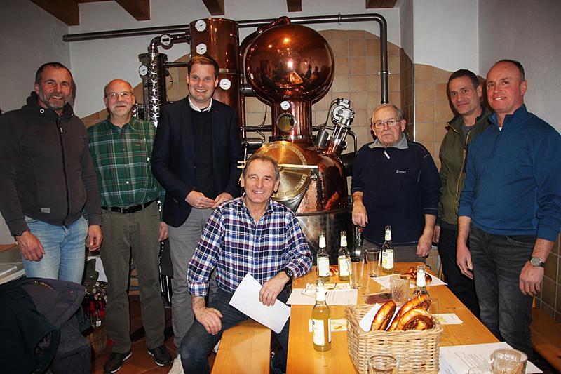 Yannick Bury (3.v.l.) auf Einladung von Gastgeber Siegfried Armbruster (vorne) mit Obstbrennern aus der Großen Kreisstadt Emmendingen.
Bild: Reinhard Laniot / REGIOTRENDS lokal: "EM-extra" Yannick Bury (3.v.l.) auf Einladung von Gastgeber Siegfried Armbruster (vorne) mit Obstbrennern aus der Großen Kreisstadt Emmendingen.
Bild: Reinhard Laniot / REGIOTRENDS lokal: "EM-extra"