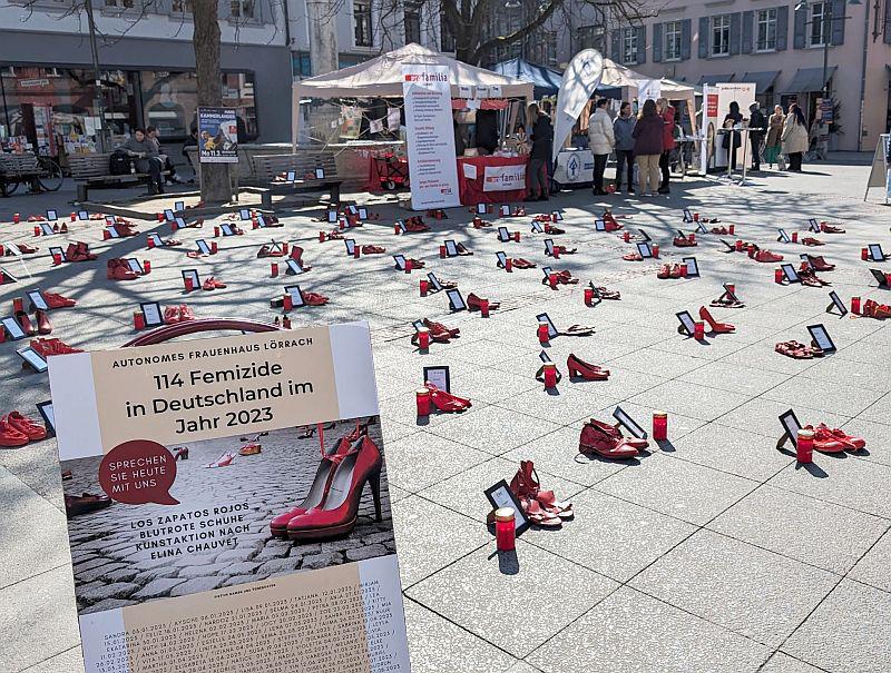 Aktionen zum Weltfrauentag im Landkreis Lörrach.
Weltfrauentag 2024 auf dem Marktplatz in Lörrach: Getötet aufgrund des weiblichen Geschlechts – die Kunstaktion „Blutrote Schuhe“ macht jährlich jeden einzelnen Femizid in Deutschland sichtbar.
Foto: Landratsamt Lörrach - Anna Thomas Aktionen zum Weltfrauentag im Landkreis Lörrach.
Weltfrauentag 2024 auf dem Marktplatz in Lörrach: Getötet aufgrund des weiblichen Geschlechts – die Kunstaktion „Blutrote Schuhe“ macht jährlich jeden einzelnen Femizid in Deutschland sichtbar.
Foto: Landratsamt Lörrach - Anna Thomas