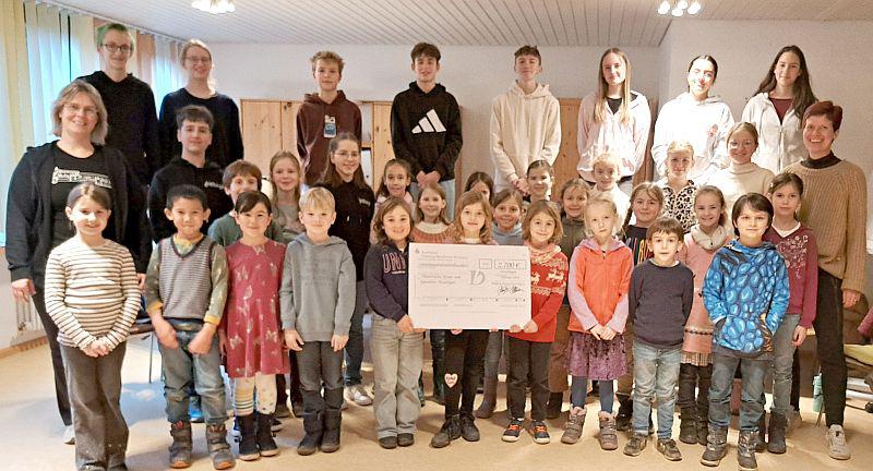 Ökumenischer Kinder- und Jugendchor Denzlingen freute sich über großzügigen Reisescheck.
Der Ökumenische Kinder- und Jugendchor Denzlingen nahm freudig eine großzügige Spende der Bürgerstiftung entgegen.
Foto: Gemeinde Denzlingen - Bürgerstiftung Denzlingen Ökumenischer Kinder- und Jugendchor Denzlingen freute sich über großzügigen Reisescheck.
Der Ökumenische Kinder- und Jugendchor Denzlingen nahm freudig eine großzügige Spende der Bürgerstiftung entgegen.
Foto: Gemeinde Denzlingen - Bürgerstiftung Denzlingen