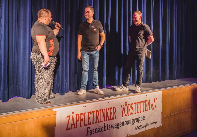 Der 1. Vorsitzende Marc Winsheimer (rechts) wird von Moderator Johannes Froß (links) und dem 2. Vorsitzenden Felix Binninger mit der Ernennung zum Ehrenvorsitzenden überrascht
Bild: Zäpfletrinker Vörstetten Der 1. Vorsitzende Marc Winsheimer (rechts) wird von Moderator Johannes Froß (links) und dem 2. Vorsitzenden Felix Binninger mit der Ernennung zum Ehrenvorsitzenden überrascht
Bild: Zäpfletrinker Vörstetten