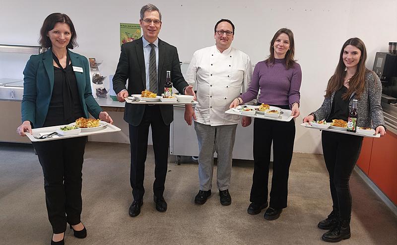 Regionales Essen schmeckt: Davon überzeugen sich im Kreiskrankenhaus (von links) Gela Sonnenschein, stellvertretende Geschäftsführerin des Kreiskrankenhauses, Landrat Hanno Hurth, Alexander Schäfer, Küchenchef des Kreiskrankenhauses, Johanna Leister, Regionalmanagerin der Bio-Musterregion und Leonie Hellmuth vom Landwirtschaftlichen Bildungszentrum Emmendingen.
Foto: Landratsamt Emmendingen – Ulrich Spitzmüller Regionales Essen schmeckt: Davon überzeugen sich im Kreiskrankenhaus (von links) Gela Sonnenschein, stellvertretende Geschäftsführerin des Kreiskrankenhauses, Landrat Hanno Hurth, Alexander Schäfer, Küchenchef des Kreiskrankenhauses, Johanna Leister, Regionalmanagerin der Bio-Musterregion und Leonie Hellmuth vom Landwirtschaftlichen Bildungszentrum Emmendingen.
Foto: Landratsamt Emmendingen – Ulrich Spitzmüller