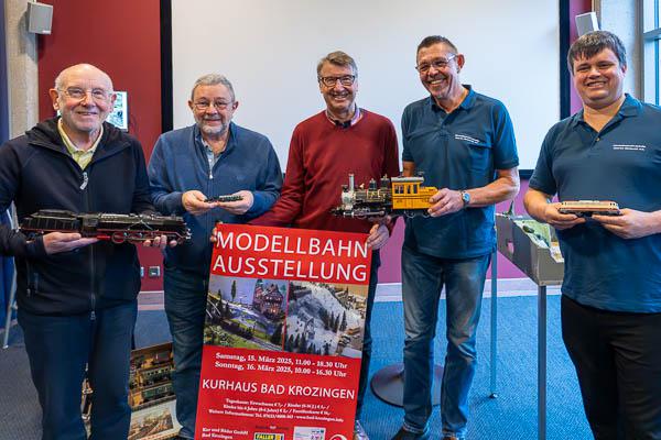 15./16. März 2025: Eisenbahnerlebnis für kleine und große Kinder in Bad Krozingen.
Von links: Karl Isele, Wolfgang Faller (N'ler im Dreiländereck), Kurdirektor Rolf Rubsamen sowie Frank Schwägler und Daniel Herrmann (beide Modellbahnfreunde Oberes Donautal).
Foto: Jens Glade / Internetzeitung REGIOTRENDS 15./16. März 2025: Eisenbahnerlebnis für kleine und große Kinder in Bad Krozingen.
Von links: Karl Isele, Wolfgang Faller (N'ler im Dreiländereck), Kurdirektor Rolf Rubsamen sowie Frank Schwägler und Daniel Herrmann (beide Modellbahnfreunde Oberes Donautal).
Foto: Jens Glade / Internetzeitung REGIOTRENDS