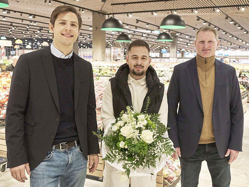 E-Center Kohler in Offenburg eröffnet: So startete der neue Markt.
Die Edeka-Kaufleute Gerd (rechts) und Maximilian Kohler (links) begrüßten den ersten Kunden mit einem Blumenstrauß.
Foto: Kohler Lebensmittelhandel GmbH - Michael Bode
E-Center Kohler in Offenburg eröffnet: So startete der neue Markt.
Die Edeka-Kaufleute Gerd (rechts) und Maximilian Kohler (links) begrüßten den ersten Kunden mit einem Blumenstrauß.
Foto: Kohler Lebensmittelhandel GmbH - Michael Bode